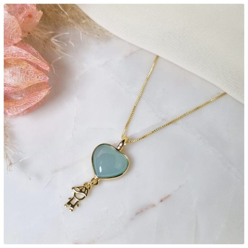 Colar dourado pedra azul céu com pingente de menino