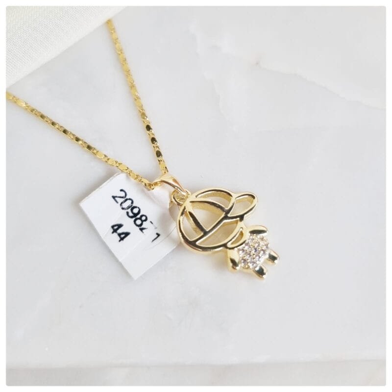 Colar dourado com pingente menino cravejado