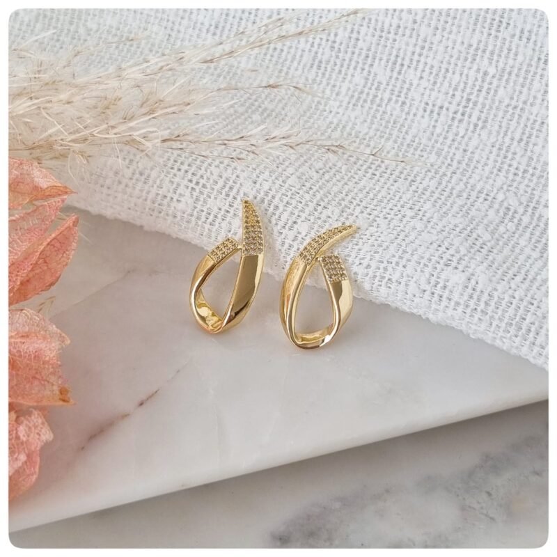 Brinco dourado com cravejado