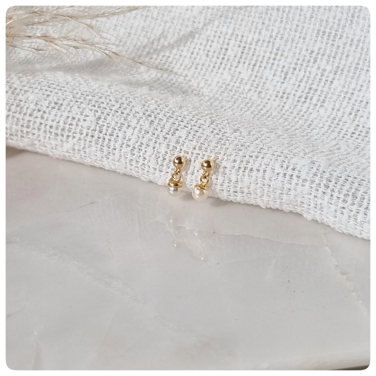Brinco dourado bolinha e pérola