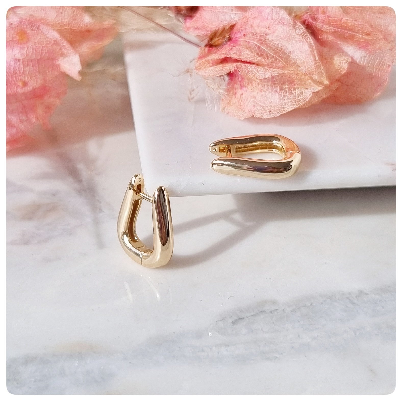 Brinco dourado argola triangular orgânica